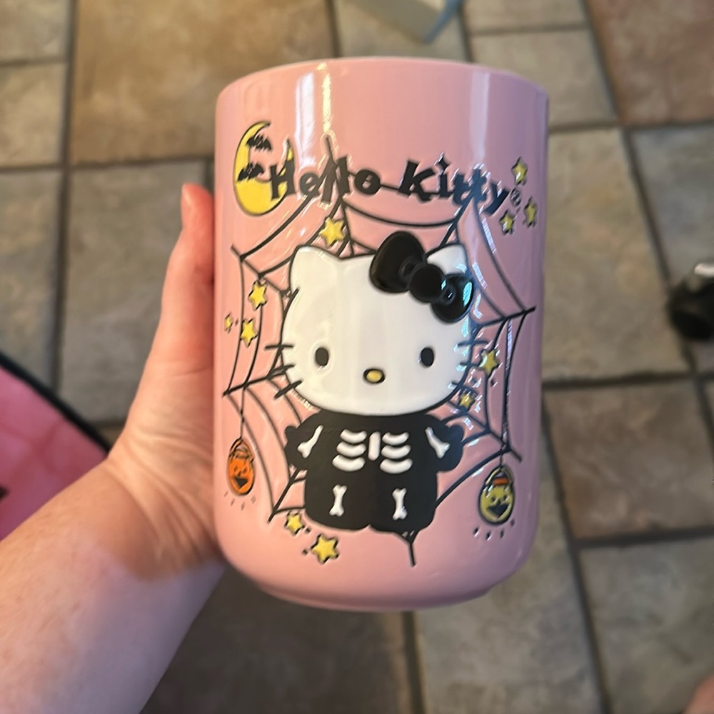 Hello kitty 🐈‍⬛ 🎃 vase. 40.57 oz